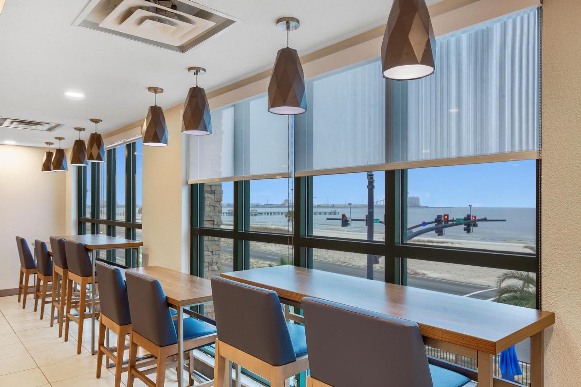 Holiday Inn Express - Gulfport Beach By Ihg Exterior photo